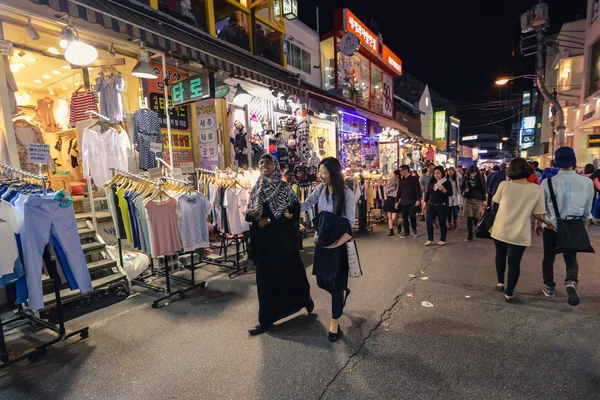 Människor som umgås på kvällen i Hungdae distriktet i Seoul, Korea — Stockfoto