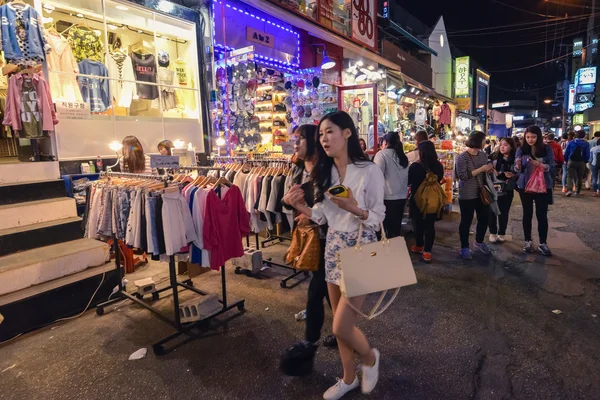Koreli kız sokak dükkan içinde Hungdae ilçe Seul, Kore yürümek