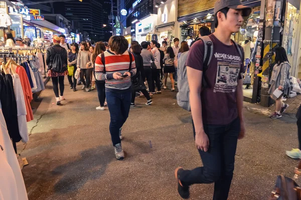 Street style dans les rues Dans le quartier Hungdae à Séoul, Corée — Photo