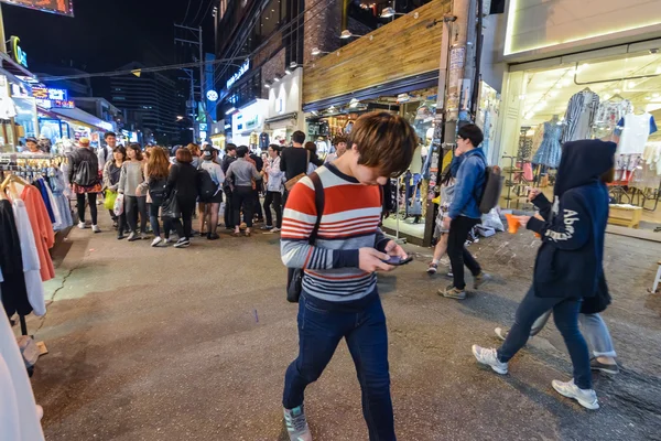 Gençlerin vakit akşam Hungdae içinde bölge Seul, Kore