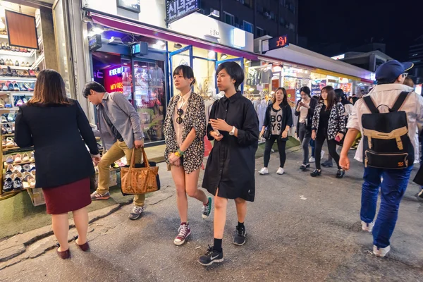 Seoul, Kore, Hungdae bölgesinde yürüyüş şık genç kızlar