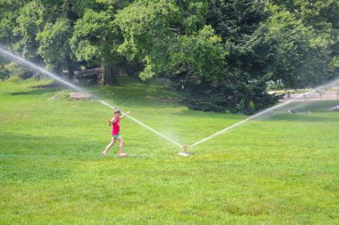 New York, ABD - Haziran 2011 yaklaşık: kız ishal üstünde çim Central Park, New York City, Amerika Birleşik Devletleri