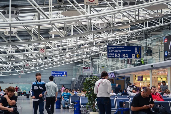 KIEV, UKRAINE - Construcții de acoperiș în interiorul aeroportului Boryspil din Kiev, Ucraina . — Fotografie, imagine de stoc