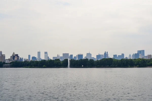 NUEVA YORK - Vista del horizonte de la ciudad de Nueva York desde el Central Park, Nueva York, Estados Unidos — Foto de Stock