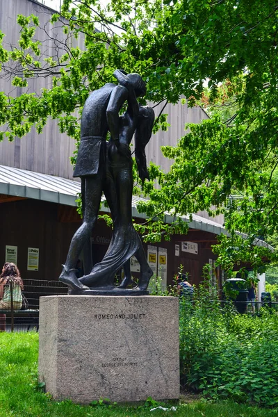 NEW YORK - Bronze sculpture of Romeo and Juliet in Central Park, New York City, USA — ストック写真