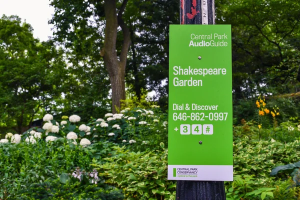 NEW YORK - A sign of Shakespeare Garden in Central Park, New York City, USA — ストック写真