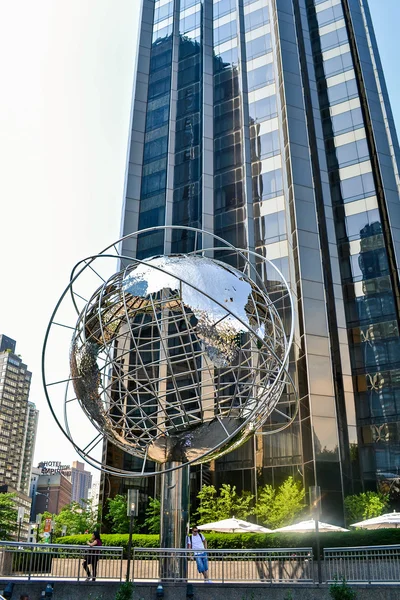 NOVA IORQUE, CIRCA 2011 - Globo mundial em Columbus Circle, Manhattan, NY, EUA — Fotografia de Stock