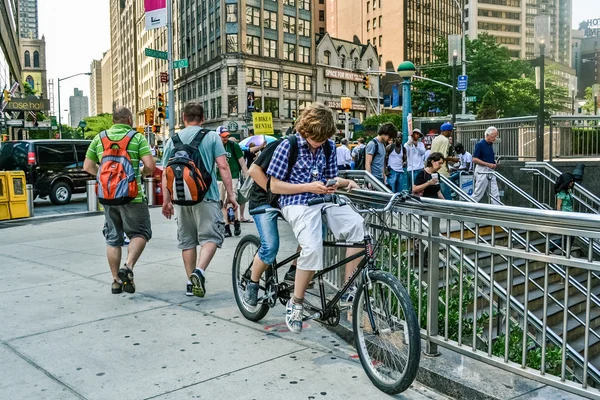 NEW YORK, CIRCA 2014 - Boys sit on a Tandem bicycle on the street In New York City, NY, USA — Zdjęcie stockowe