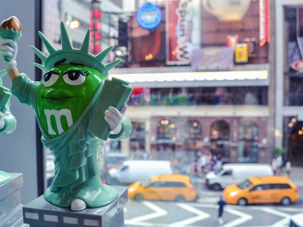 NUEVA YORK CIRCA 2014. Estatua Verde de la Libertad y un caramelo M y M dentro del Mundo M y M en un Times Square Nueva York — Foto de Stock