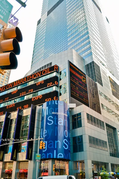 NOVA IORQUE - CIRCA 2011. Arranha-céu e cotação da Bolsa de Valores em Nova York, NY, EUA — Fotografia de Stock