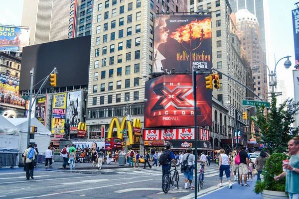 NEW YORK - CIRCA 2011, panneaux publicitaires géants autour d'un Times Square New York — Photo