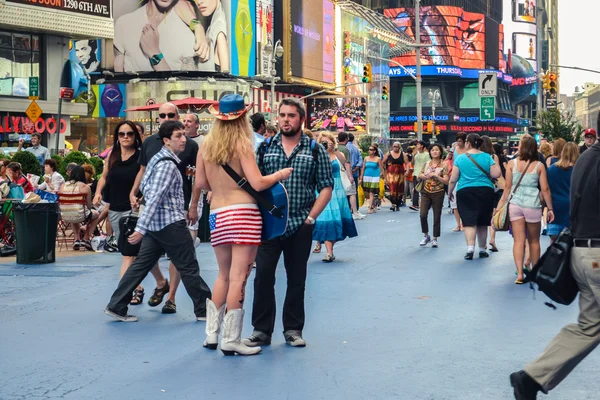 NEW YORK, CIRCA 2011 - une cow-girl avec des conversations de guitare avec un homme sur un TImes Square New York — Photo