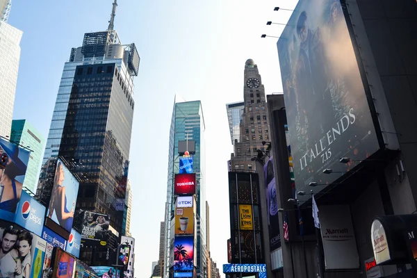 New York, 2011 - yaklaşık reklam panoları üzerinde Times Square New York reklam ile binalar — Stok fotoğraf