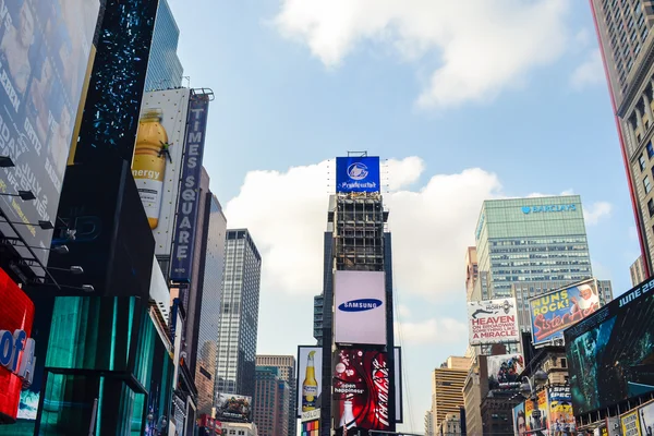 NEW YORK, CIRCA 2011 - bâtiments avec panneaux publicitaires sur un Times Square New York — Photo