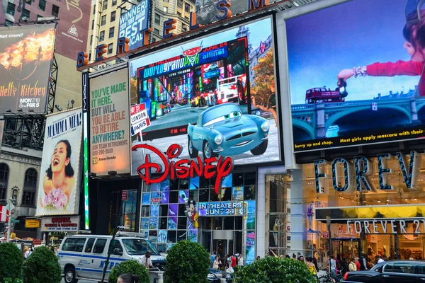 NEW YORK, CIRCA 2011 - panneaux publicitaires géants sur un Times Square New York — Photo