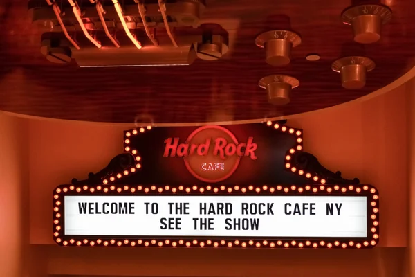 Przyjmując z zadowoleniem znak w Hard Rock Cafe w New York City — Zdjęcie stockowe