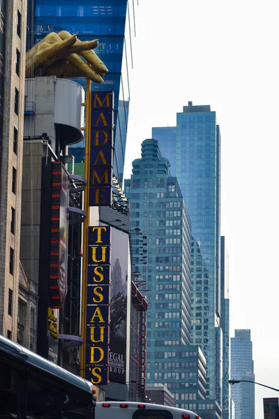 NEW YORK, CIRCA 2011 - Un bâtiment et un énorme panneau du musée de Madame Tussaud à New York — Photo