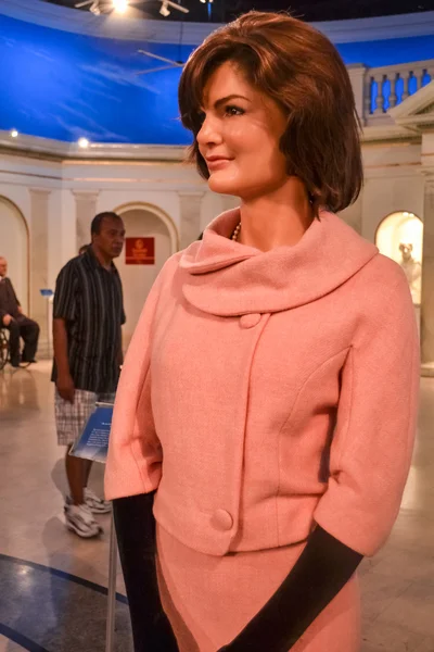 NEW YORK, CIRCA 2011 - Jacqueline Kennedy in chick pink suite at Madame Tussaud's museum in New York — стокове фото