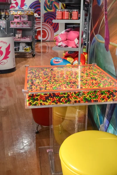 NOVA IORQUE, CIRCA 2011 - Mesa de café feita com doces de m & m no museu Madame Tussaud em Nova York — Fotografia de Stock