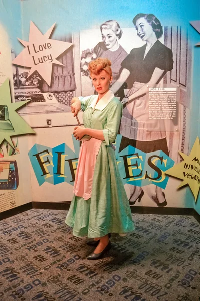 NEW YORK, CIRCA 2011 - Lucille Ball's from 'I Love Lucy' wax figure in Madame Tussaud's museum in New York 免版税图库照片