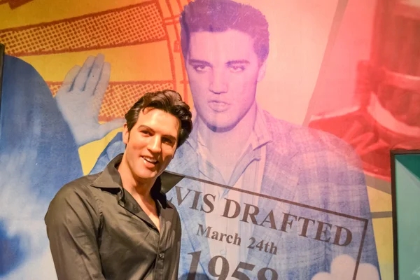 NEW YORK, CIRCA 2011 - Young Elvis Presley's wax figure in Madame Tussaud's museum in New York — Stock Image NEW YORK, CIRCA 2011 - Young Elvis Presley's wax figure in Madame Tussaud's museum in New York Royalty Free Stock Images