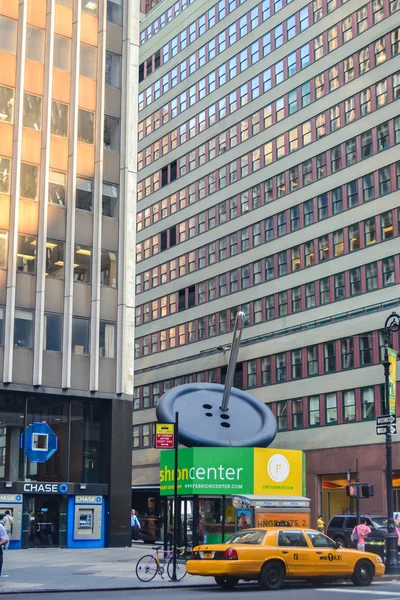 НЬЮ-ЙОРК, CIRCA 2011 - Giant Needle and Button In Garment District of New York City — стоковое фото