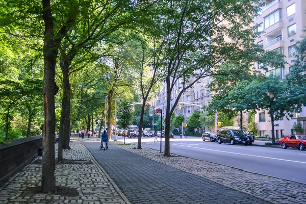 New York, Usa - ca juni 2011: trottoaren gatan med höga träd i New York City, Usa — Stockfoto