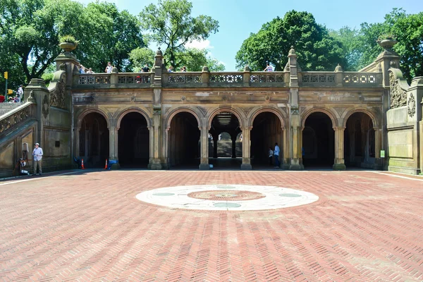 New York, Usa - ca juni 2011: Bethesda terrass i Central Park, New York City, Usa — Stockfoto