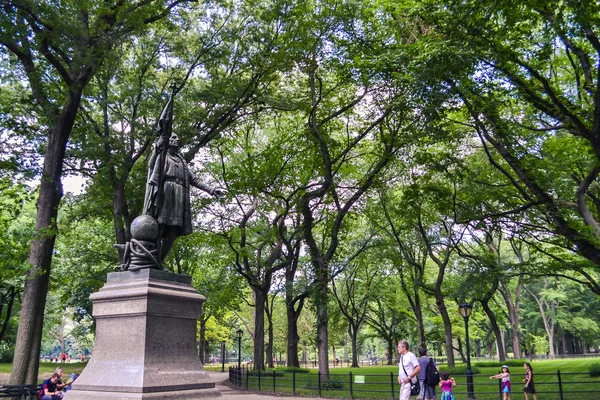 New York, Usa - ca juni 2011: brons monument i Central Park, New York City, Usa — Stockfoto