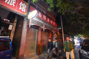 Beijing, Çin - Arpil 2014 yaklaşık. Beijing, Çin Nisan 2014 yaklaşık akşam sokakta insanlar.