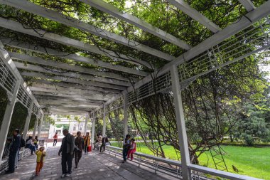 Beijing, Çin - Arpil 2014 yaklaşık. Hafta sonu parkta Pekin, Çin Nisan 2014 yaklaşık insanlarda.