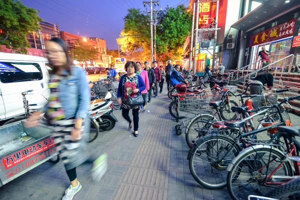 BEIJING, CHINA - CIRCA ARPIL 2014. Pessoas na rua à noite em Pequim, China por volta de abril 2014 . — Fotografia de Stock