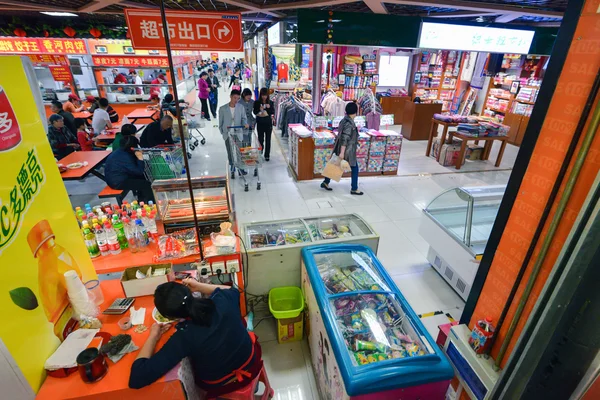 Beijing, Kina - Circa inlagrades 2014. Bild av vanlig butik med olika avdelningar i Beijing, Kina omkring April 2014. — Stockfoto