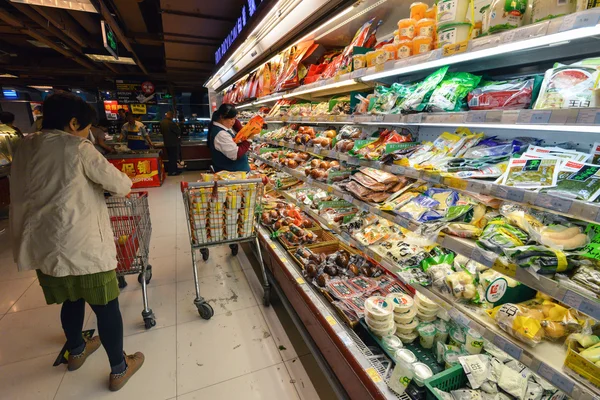 BEIJING, CHINA - CIRCA ARPIL 2014. Mujer en la tienda de comestibles en Beijing, China circa abril 2014 . — Foto de Stock