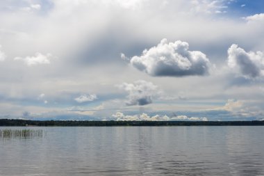 Gölü Seliger, Rusya Federasyonu - Haziran 2015 yaklaşık: bir yağmurlu günde yaklaşık Haziran 2015 ile kara bulutlar, Novgorod Oblastı Rusya'da olan göl Seliger yağmur.