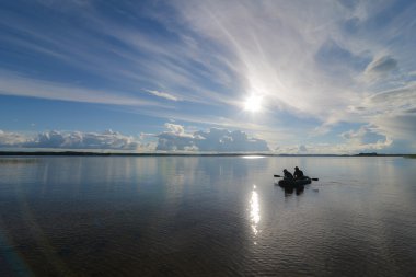 Gölü Seliger, Rusya Federasyonu - Haziran 2015 yaklaşık: Novgorod Oblastı Rusya Haziran 2015 dolaylarında olan gün batımında Gölü Seliger teknede balık erkeklerde.