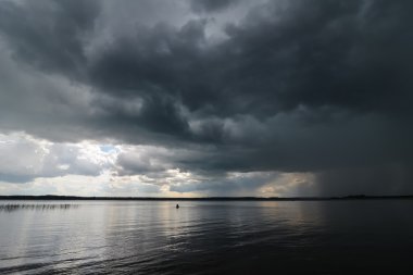 Gölü Seliger, Rusya Federasyonu - Haziran 2015 yaklaşık: Novgorod Oblastı Rusya Haziran 2015 dolaylarında olan göl Seliger adlı karanlık yağmur bulutları görünümünü.