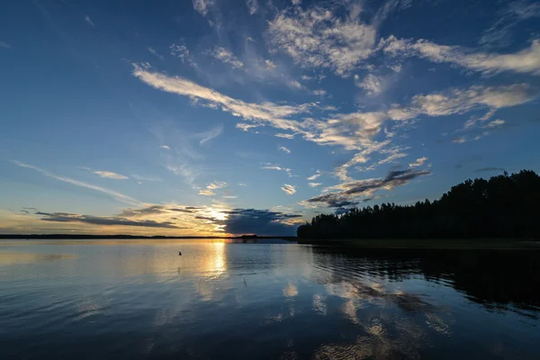 Seliger-See, Russland - ca. Juni 2015: Blick auf den Sonnenuntergang am ruhigen Seliger-See im Gebiet Nowgorod in Russland ca. Juni 2015. — Stockfoto