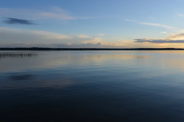 LAKE SELIGER, RÚSSIA - CIRCA JUNHO 2015: vista de calma no Lago Seliger ao pôr-do-sol que está em Novgorod Oblast da Rússia por volta de junho 2015 . — Fotografia de Stock