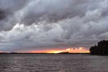 Gölü Seliger, Rusya Federasyonu - Haziran 2015 yaklaşık: bir yağmurlu günde yaklaşık Haziran 2015 ile kara bulutlar, Novgorod Oblastı Rusya'da olan göl Seliger yağmur.