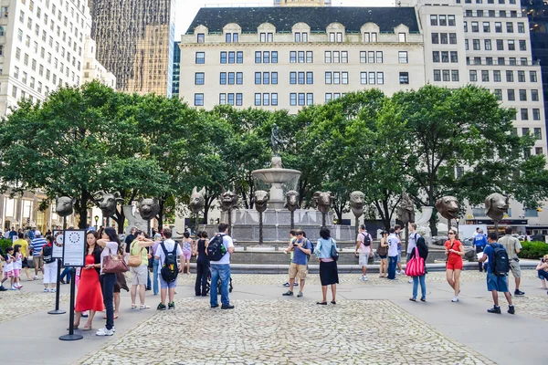 NOVA IORQUE, EUA - CIRCA 2011: Ai Weiwei 's Circle of Animals / Zodiac Heads l em Nova York, EUA . — Fotografia de Stock