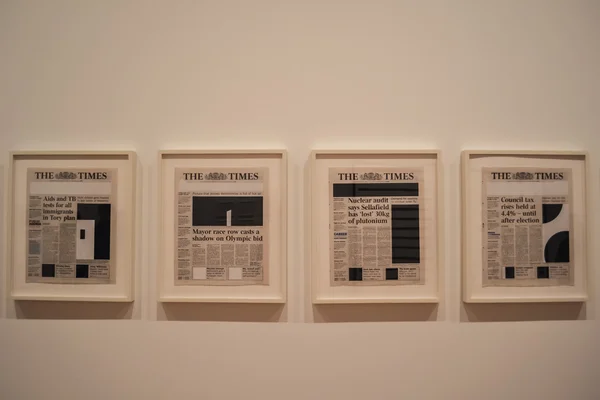 НЬЮ-ЙОРК, США - CIRCA JUNE 2011: старые выставки газет "The Times" в Музее современного искусства MoMA в Нью-Йорке около июня 2011 года . — стоковое фото