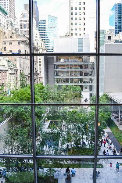 NUEVA YORK, EE.UU. - CIRCA JUNIO 2011: ventana dentro del MoMA Museum of Modern Art en Nueva York alrededor de junio de 2011 . — Foto de Stock