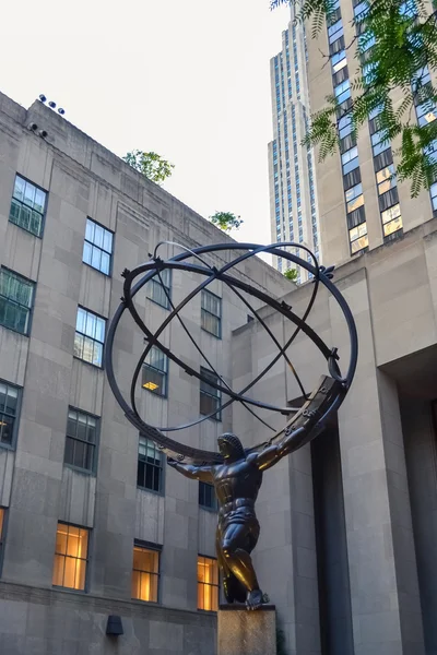 ミッドタウン マンハッタン、ニューヨーク市 2011年年頃のロックフェラー センターの前にニューヨーク、アメリカ合衆国 - 2011 年頃: アトラスのブロンズ像. — ストック写真