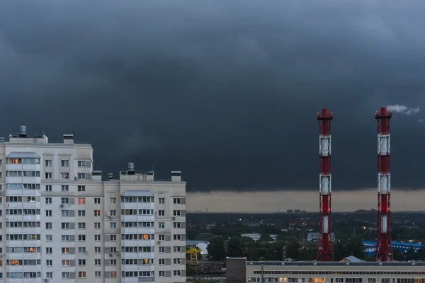 MOSCÚ - CIRCA JUNIO 2015: nubes oscuras en el cielo por encima del bloque de pisos en la hora de verano en Moscú, Rusia . —  Fotos de Stock