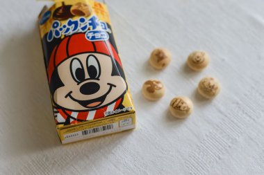 Moskova - 13 Ekim: Japon tatlı aperatifler Mickey Mouse kapaklı yaklaşık 13 Ekim 2015 Moskova, Rusya.