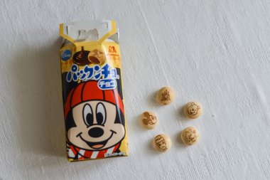 Moskova - 13 Ekim: Japon tatlı aperatifler Mickey Mouse kapaklı yaklaşık 13 Ekim 2015 Moskova, Rusya.