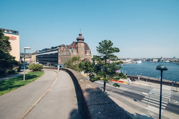 STOCKHOLM, SUÉCIA - CIRCA JULHO 2014: rua com vista para o mar em Estocolmo, Suécia por volta de julho de 2014 . — Fotografia de Stock