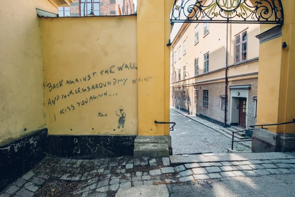 STOCKHOLM, SWEDEN - CIRCA JULY 2014: graffiti on the yellow wall in the centre of Stockholm, Sweden circa July 2014. — Stock Photo, Image