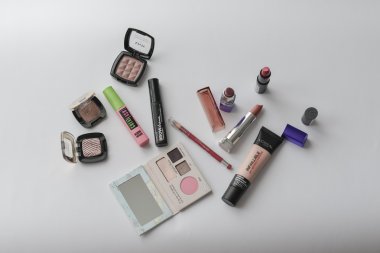 Öğeleri maskara, kaş jel, dudak kalemi, ruj, göz farı., palet, Vakfı, allık ve beyaz masaya fırçalar makyaj yapmak.